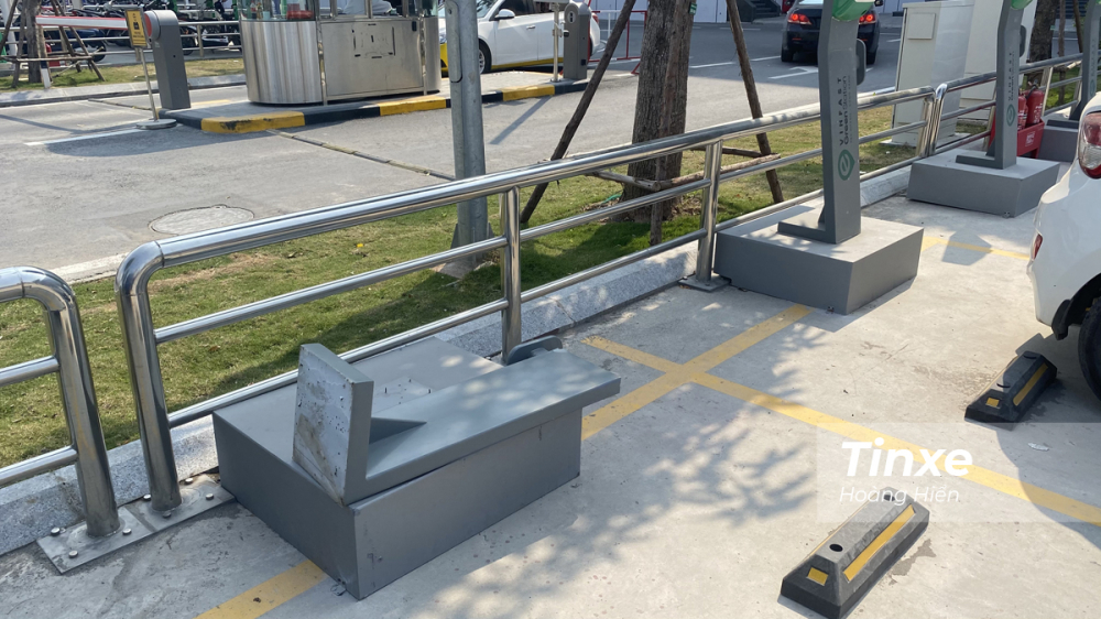 Một cột sạc bị đổ và được cho là do lái xe ô tô va chạm vào. Một cột sạc bị đổ và được cho là do lái xe ô tô va chạm vào.