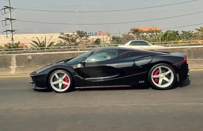 Chủ nhân của chiếc Ferrari LaFerrari Aperta này được cho là một người ngoại quốc, không phải mang quốc tịch Campuchia hay Thái Lan như tin đồn