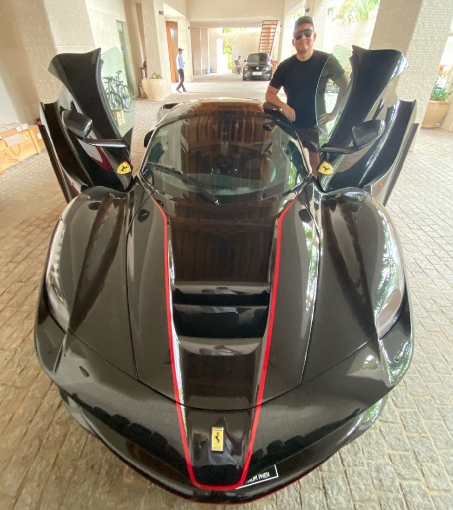 Siêu phẩm Ferrari LaFerrari Aperta cùng đại gia Campuchia, người này cũng chính là ông chủ của chiếc Ferrari LaFerrari màu đỏ nhưng hay lái xe ở Thái Lan. Ngoài ra, doanh nhân này được cho là chủ của Bugatti Chiron Sport bản 110 năm hay Lamborghini Aventador thứ 10.000 trên thế giới