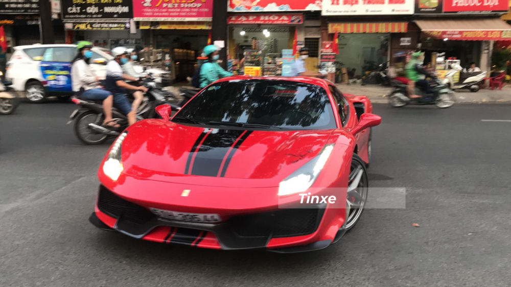 Đến gần 18 giờ tối, Ho&agrave;ng Kim Kh&aacute;nh mới xuất hiện tại nh&agrave; h&agrave;ng n&agrave;y v&agrave; cầm l&aacute;i si&ecirc;u xe Ferrari 488 Pista Spider