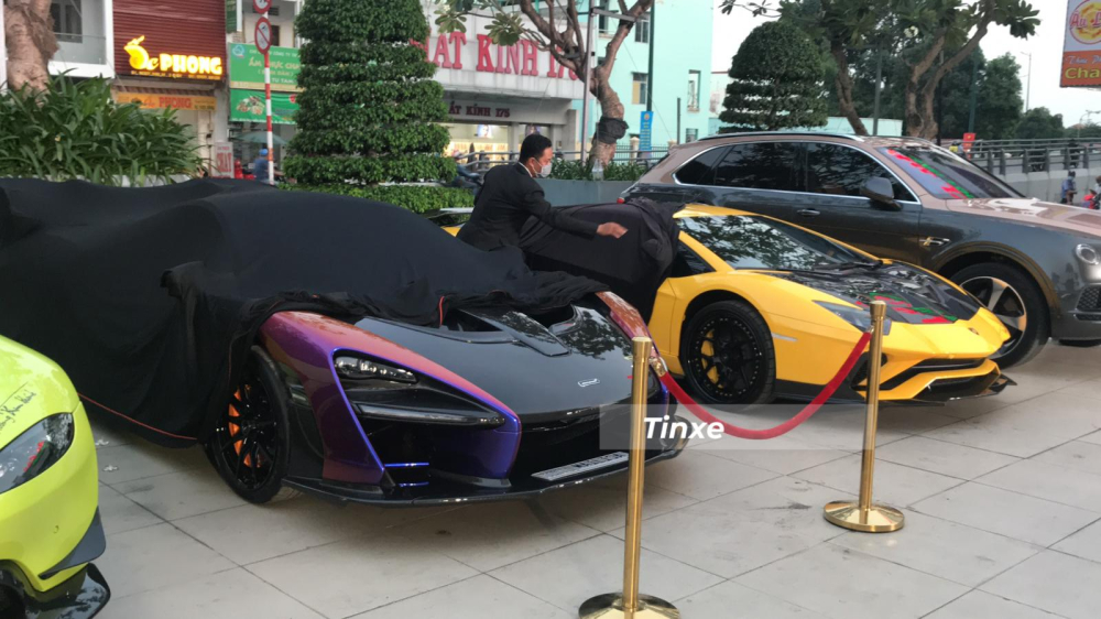 Ngay sau khi Ho&agrave;ng Kim Kh&aacute;nh xuất hiện, những chiếc si&ecirc;u xe được th&aacute;o tr&ugrave;m bạt, trong ảnh l&agrave; Lamborghini Aventador S LP740-4 v&agrave; McLaren Senna chỉ sản xuất 500 chiếc tr&ecirc;n thế giới