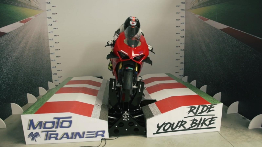 Hệ thống m&ocirc; phỏng Moto Trainer mang tới trải nghiệm cực kỳ ch&acirc;n thực
