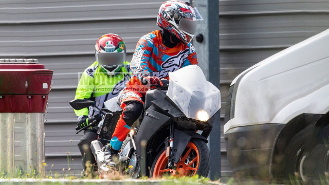 KTM RC390 2021 được cho là đang thử nghiệm trên đường phố tại Châu Âu