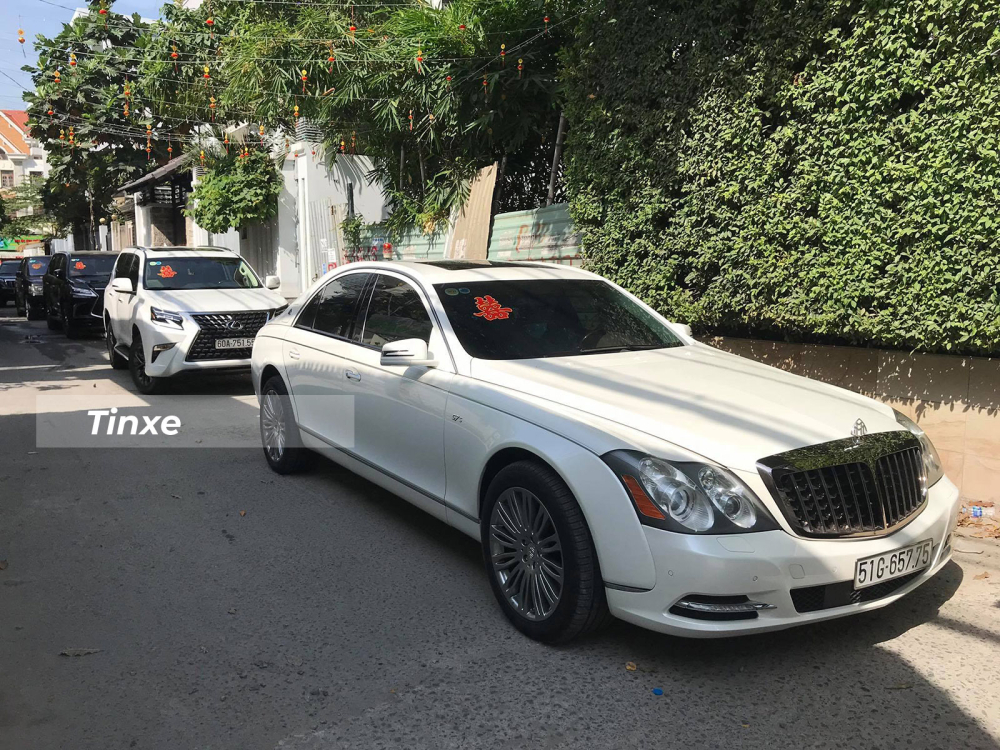 Đo&agrave;n xe đ&oacute;n d&acirc;u di chuyển từ quận 1 sang quận 7