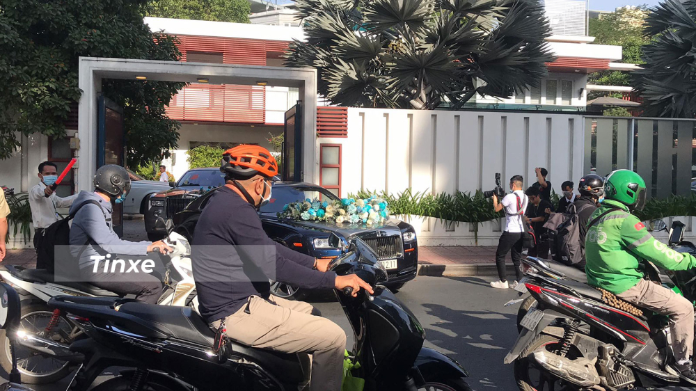 Ch&uacute; rể Phan Th&agrave;nh l&aacute;i chiếc xe si&ecirc;u sang Rolls-Royce Wraith đi đ&oacute;n d&acirc;u