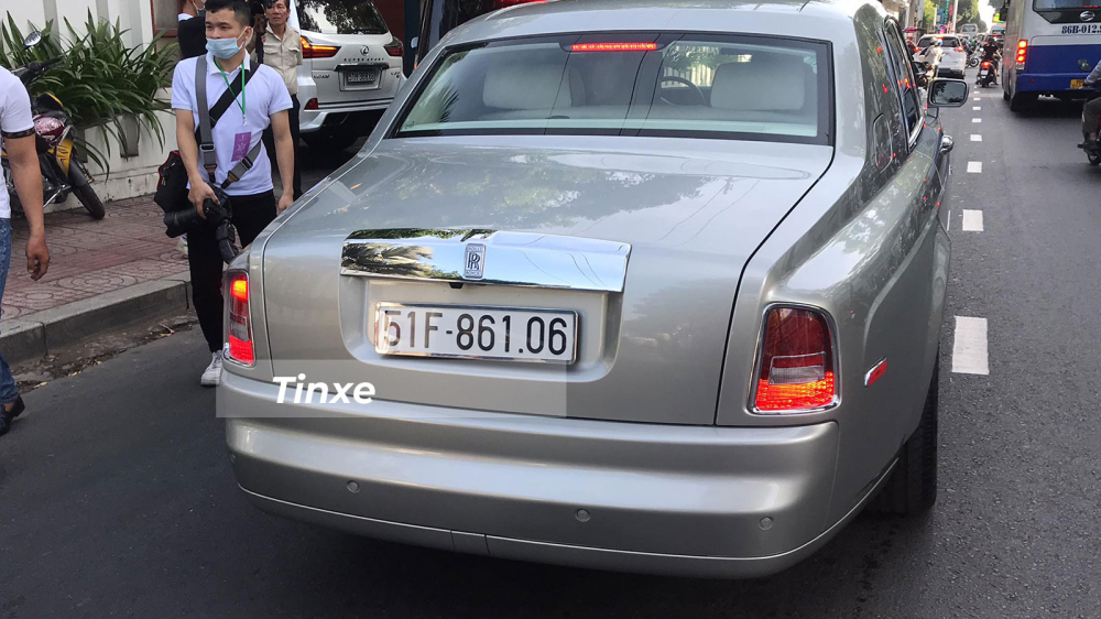 Chiếc Rolls-Royce Phantom m&agrave;u bạc trong đo&agrave;n xe rước d&acirc;u