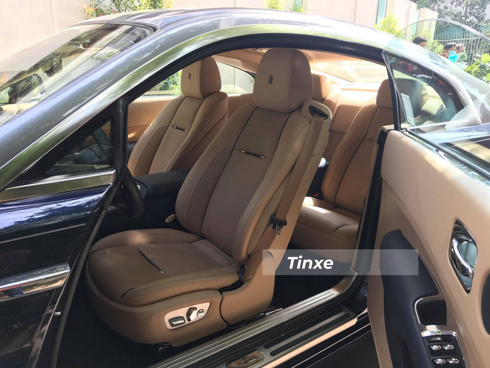 Nội thất sang trọng b&ecirc;n trong chiếc Rolls-Royce Wraith của Phan Th&agrave;nh