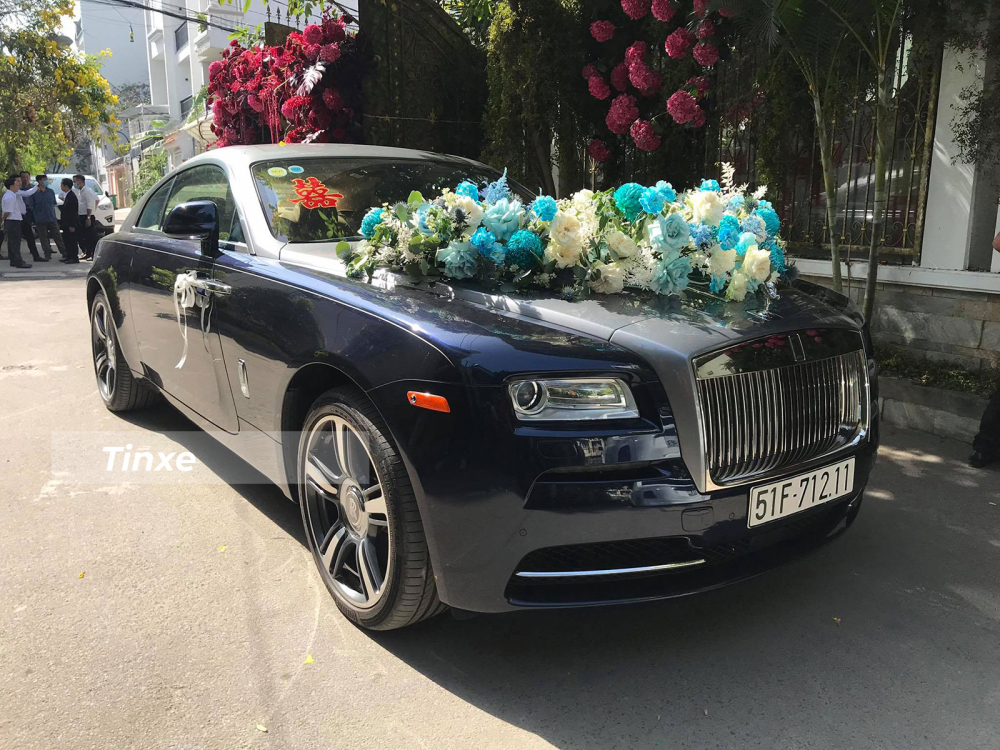Chiếc Rolls-Royce Wraith được d&ugrave;ng l&agrave;m xe hoa