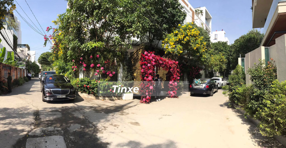 Đo&agrave;n xe rước d&acirc;u của gia đ&igrave;nh Phan Th&agrave;nh được ước t&iacute;nh c&oacute; gi&aacute; l&ecirc;n đến cả trăm tỷ đồng