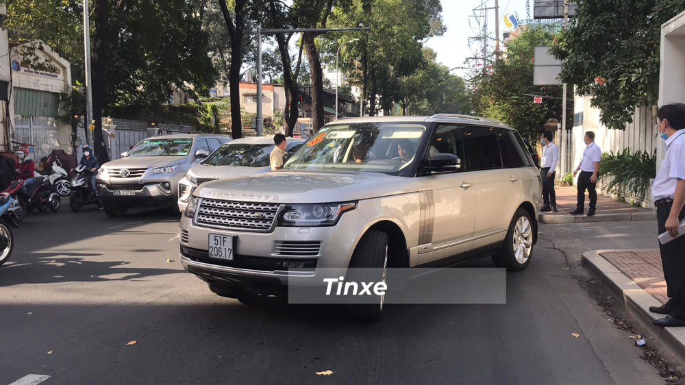 Những chiếc xe trong đo&agrave;n rước d&acirc;u của Phan Th&agrave;nh đ&atilde; thu h&uacute;t sự ch&uacute; &yacute; của nhiều người đi đường