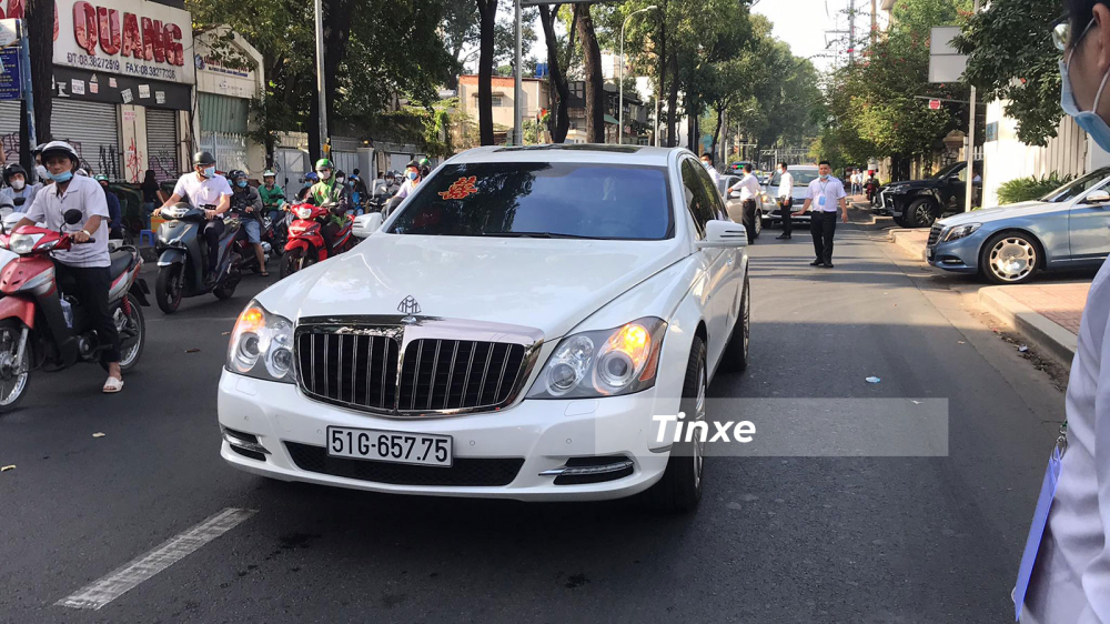 Sự xuất hiện của chiếc Maybach 57S tạo n&ecirc;n sự th&uacute; vị cho đo&agrave;n xe đ&oacute;n d&acirc;u của gia đ&igrave;nh thiếu gia S&agrave;i th&agrave;nh