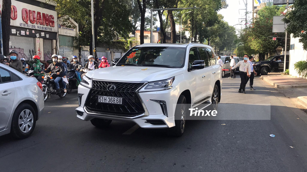 Đ&oacute; l&agrave; chưa kể đến một d&agrave;n 3 chiếc Lexus LX570 kh&aacute;c nhau