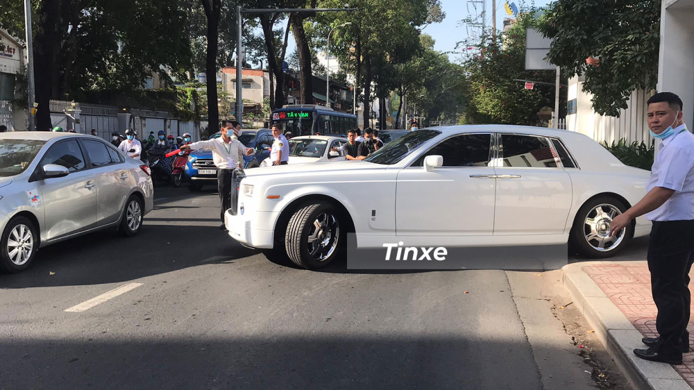 Chiếc Rolls-Royce Phantom m&agrave;u trắng muốt của gia đ&igrave;nh Phan Th&agrave;nh