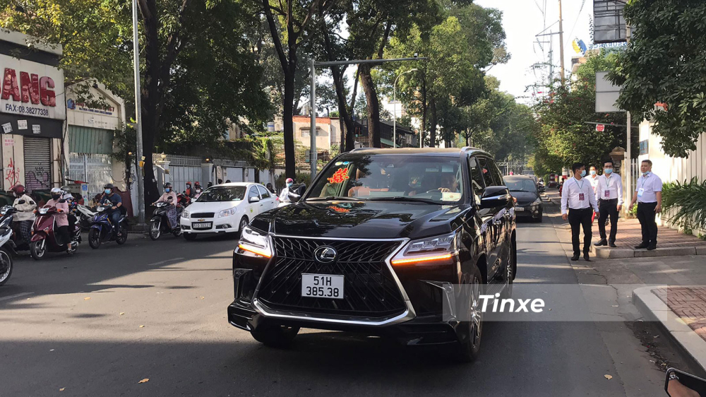 Những chiếc Lexus LX570 ch&iacute;nh h&atilde;ng hiện c&oacute; gi&aacute; hơn 8 tỷ đồng tại Việt Nam