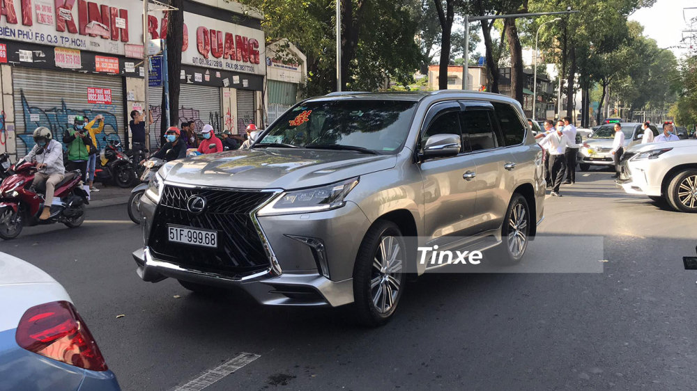 Tại Việt Nam, Lexus LX570 được mệnh danh l&agrave; chuy&ecirc;n cơ mặt đất