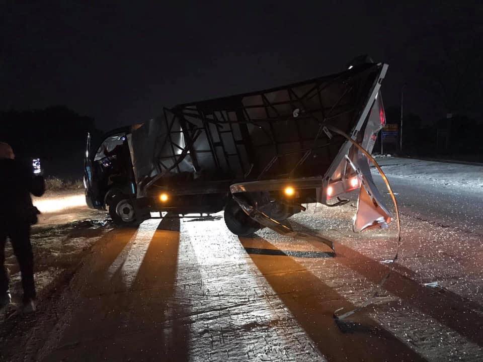 Chiếc ô tô tải bị hư hỏng nặng sau vụ tai nạn Chiếc ô tô tải bị hư hỏng nặng sau vụ tai nạn