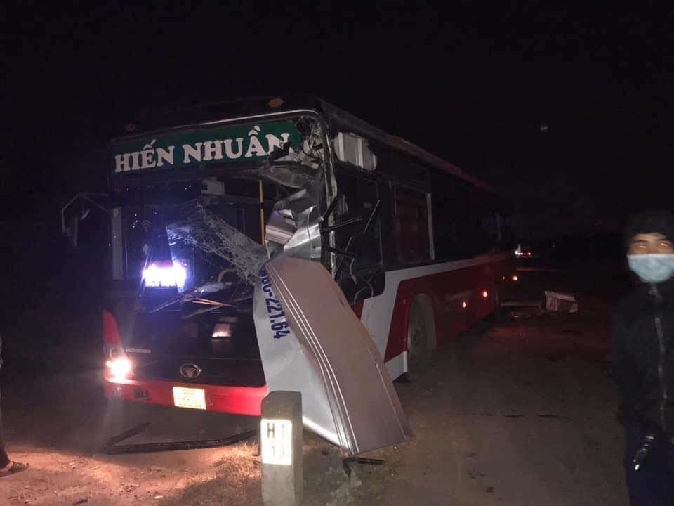 Chiếc ô tô khách tại hiện trường vụ tai nạn Chiếc ô tô khách tại hiện trường vụ tai nạn