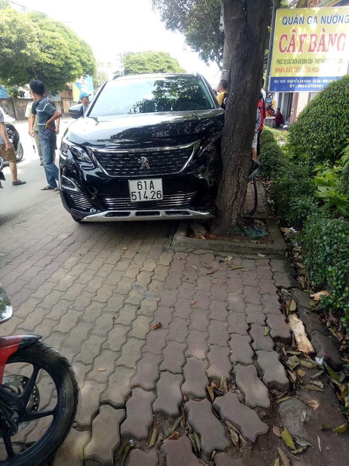 Chiếc Peugeot 5008 tại hiện trường vụ tai nạn ở B&igrave;nh Dương v&agrave;o hồi th&aacute;ng 12/2018