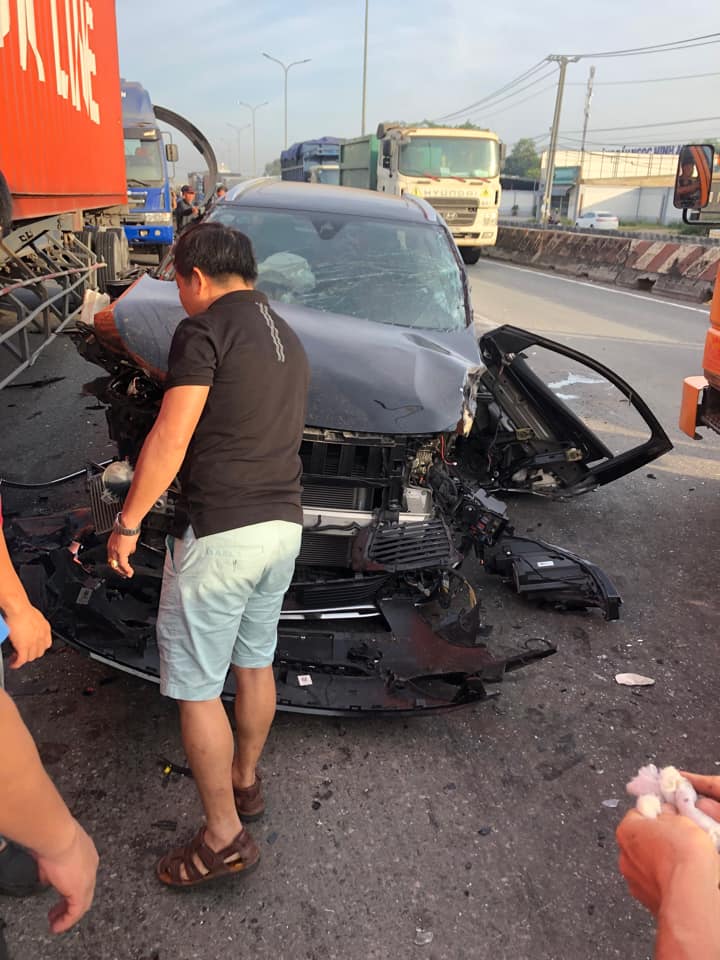 T&uacute;i kh&iacute; b&ecirc;n trong chiếc Peugeot 5008 bung ra