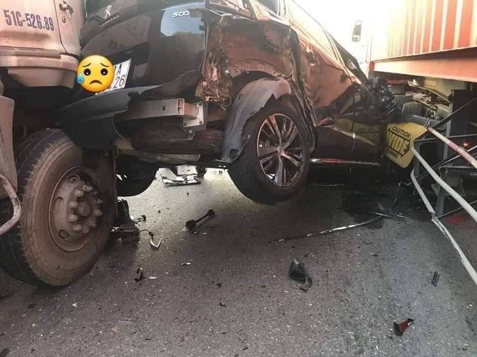 Chiếc Peugeot 5008 bị kẹp giữa xe bồn v&agrave; xe container