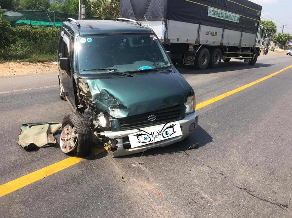 Chiếc Suzuki Wagon văng sang l&agrave;n đường ngược chiều