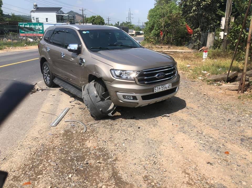 Chiếc Ford Everest tại hiện trường vụ tai nạn