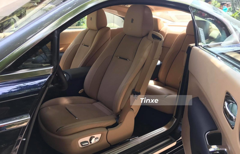 Rolls-Royce Wraith c&oacute; 4 ghế ngồi nhưng 2 h&agrave;ng ghế sau c&oacute; thể hẹp cho người lớn