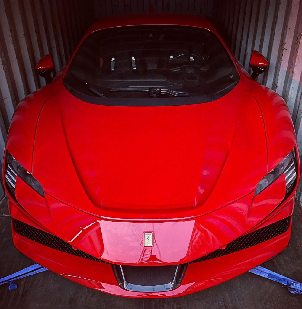 H&igrave;nh ảnh khui c&ocirc;ng si&ecirc;u xe Ferrari SF90 Stradale đầu ti&ecirc;n ở Việt Nam