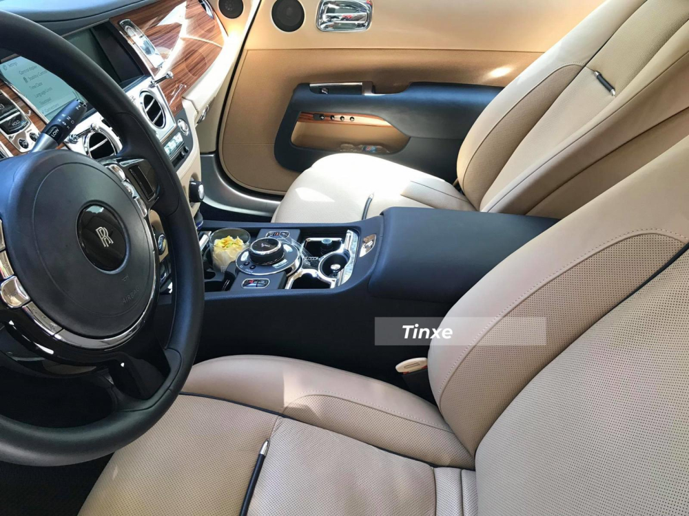 Nội thất xe Rolls-Royce Wraith của Phan Th&agrave;nh c&oacute; m&agrave;u đen v&agrave; n&acirc;u nhạt
