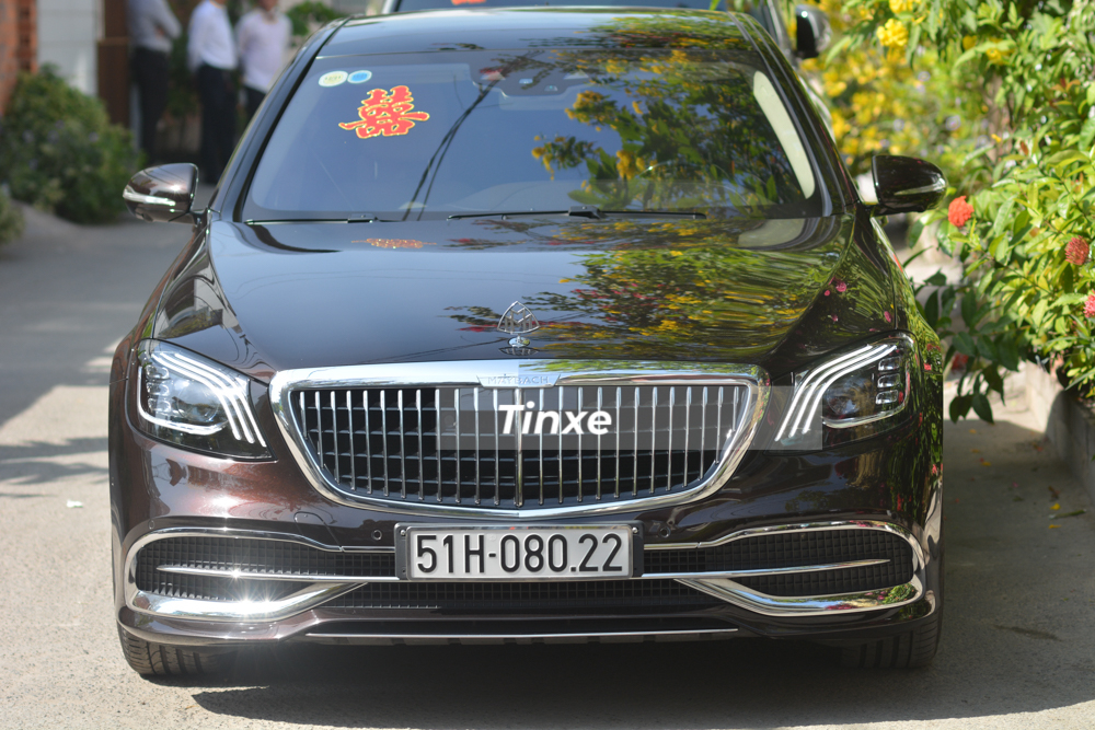 D&agrave;n xe c&ograve;n lại bao gồm 3 chiếc xe si&ecirc;u sang Mercedes-Maybach S450 4Matic với một chiếc mang m&agrave;u đỏ Ruby