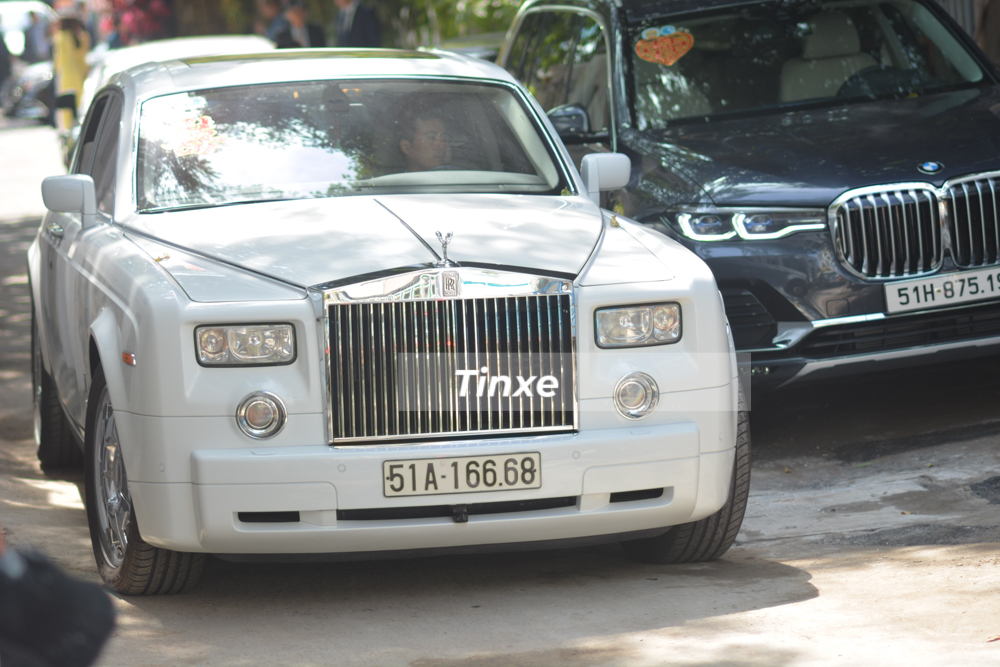 Theo sau đ&oacute; l&agrave; Rolls-Royce Phantom m&agrave;u trắng của gia đ&igrave;nh Phan Th&agrave;nh.