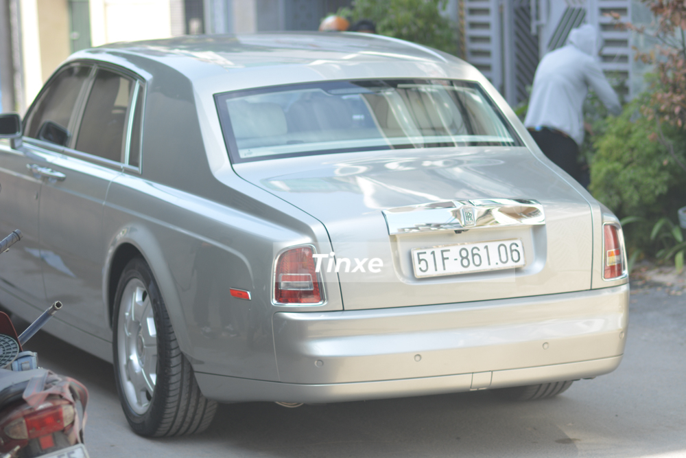 Rolls-Royce Phantom c&oacute; chiều d&agrave;i khủng n&ecirc;n t&agrave;i xế phải cẩn thận canh l&aacute;i tr&aacute;nh xảy ra va quẹt v&agrave;o c&aacute;c xe m&aacute;y của một nh&agrave; d&acirc;n đang sửa chữa. 