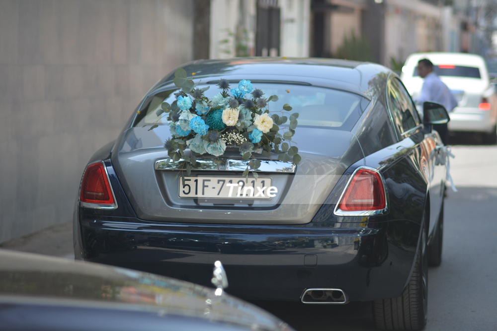 Ra đến đầu hẻm, chiếc Rolls-Royce Wraith vượt l&ecirc;n chạy trước để chụp ảnh. 