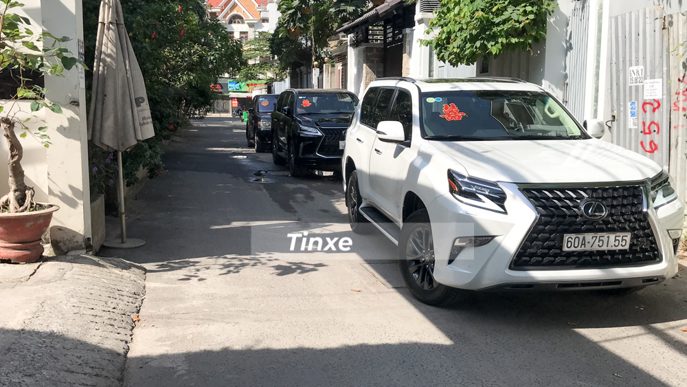 V&agrave; Lexus GX460 m&agrave;u trắng hay Lexus LX570 Super Sport m&agrave;u đen ph&iacute;a sau c&ugrave;ng Range Rover.