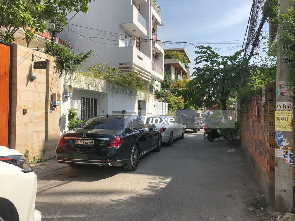 V&agrave; chiếc Mercedes-Maybach S450 4Matic n&agrave;y mang m&agrave;u xanh r&ecirc;u. Gi&aacute; xe Mercedes-Maybach S450 4Matic tại Việt Nam hơn 7,3 tỷ đồng.