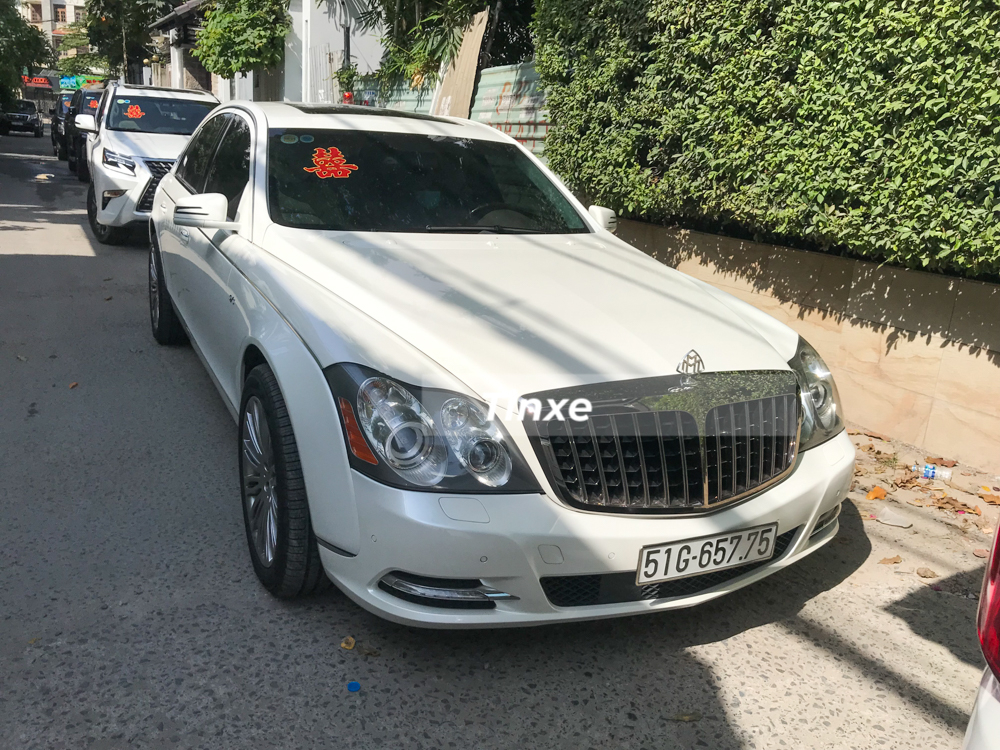 Một chiếc xe si&ecirc;u sang Maybach 57S m&agrave;u trắng cực hiếm tại Việt Nam cũng xuất hiện trong d&agrave;n xe nh&agrave; Phan Th&agrave;nh khi đi qua rước d&acirc;u.