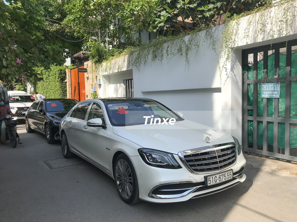 Hai chiếc xe si&ecirc;u sang Mercedes-Maybach S450 4Matic c&ograve;n lại một xe mang m&agrave;u trắng thuộc sở hữu của Phan Th&agrave;nh