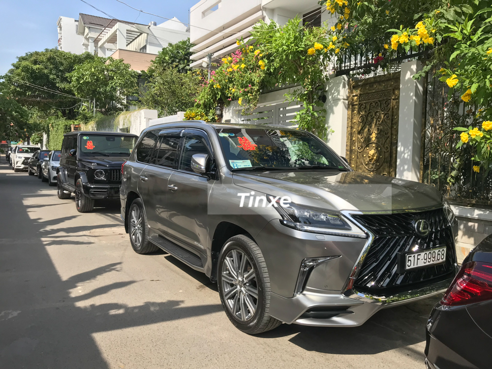 Ngo&agrave;i ra, d&agrave;n xe đưa d&acirc;u c&ograve;n c&oacute; SUV hạng sang của Lexus như LX570 Super Sport...