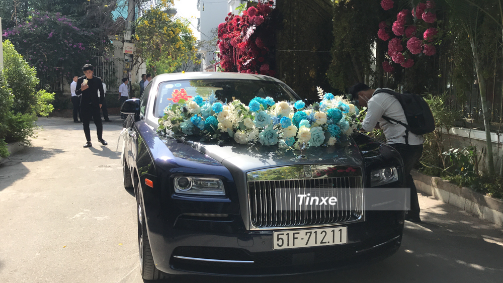 Một số th&ocirc;ng tin cho rằng Rolls-Royce Wraith của Phan Th&agrave;nh c&oacute; gi&aacute; tr&ecirc;n 34 tỷ đồng nhưng thực tế mẫu xe n&agrave;y chỉ được cậu cả nh&agrave; họ Phan chi hơn 18 tỷ đồng để sở hữu