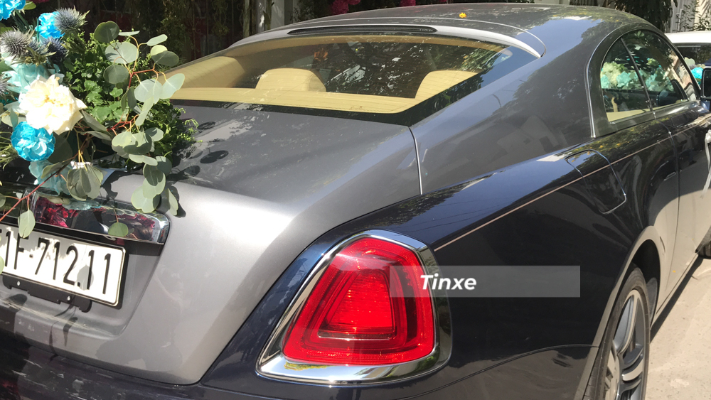 Rolls-Royce Wraith n&agrave;y c&oacute; 2 m&agrave;u sơn l&agrave; xanh dương đen v&agrave; bạc