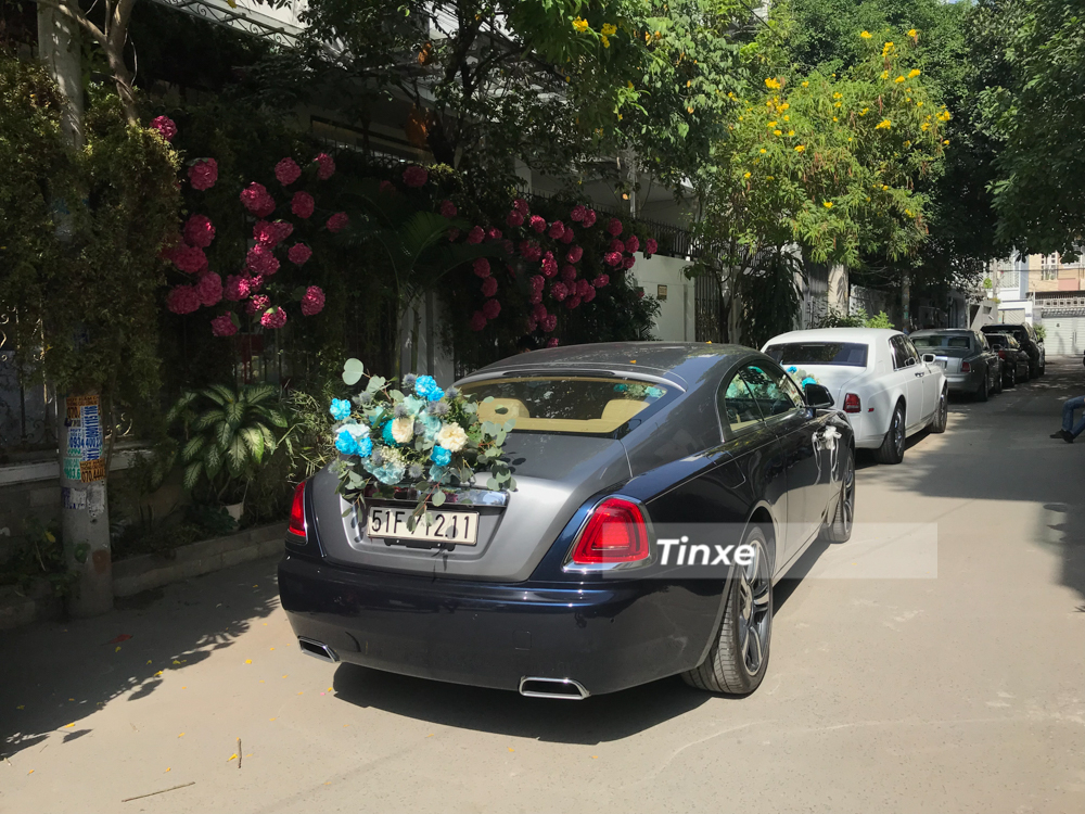 Rolls-Royce Wraith của Phan Th&agrave;nh c&ugrave;ng 2 chiếc Rolls-Royce Phantom của bố mẹ v&agrave; người th&acirc;n trong gia đ&igrave;nh sử dụng