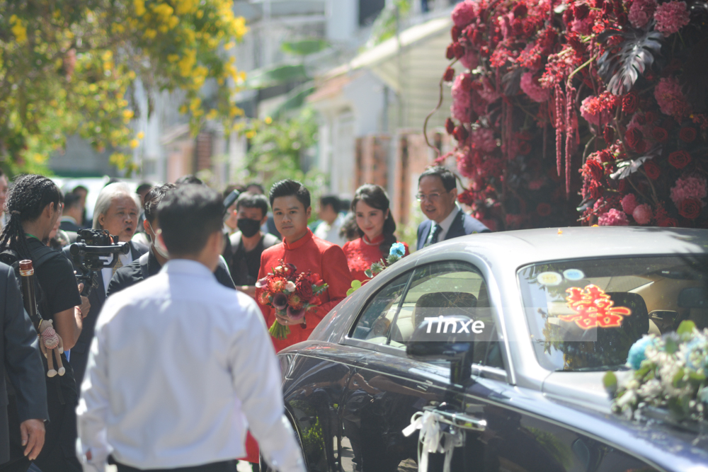 Phan Th&agrave;nh c&ugrave;ng vợ di chuyển ra chiếc Coupe si&ecirc;u sang Rolls-Royce Wraith