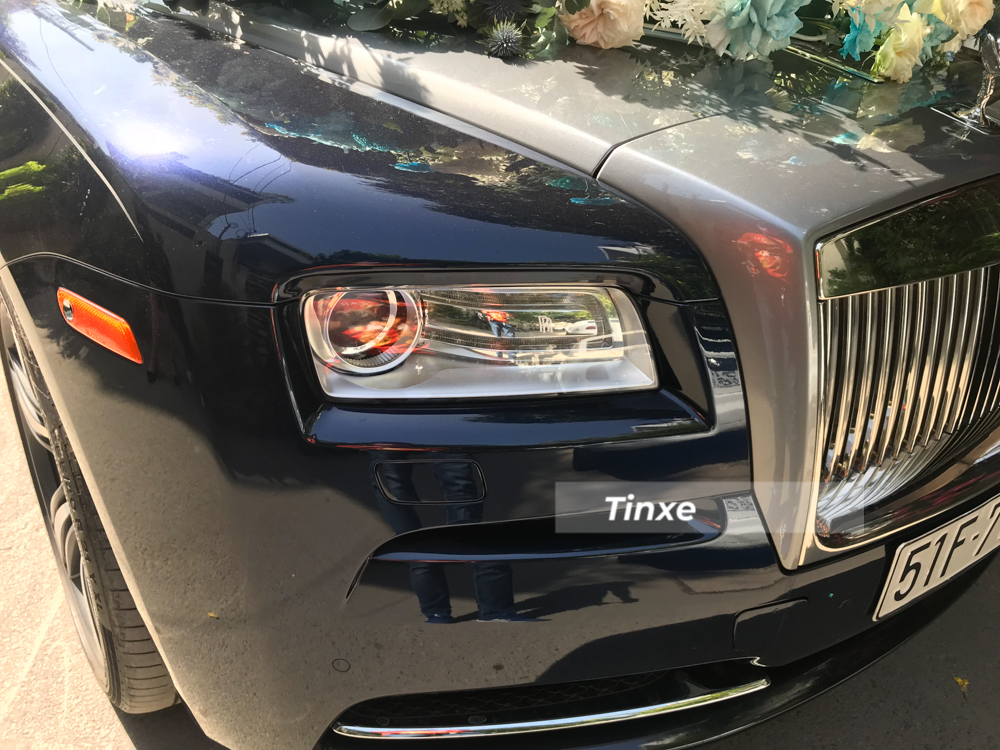 Rolls-Royce Wraith của Phan Th&agrave;nh thuộc thế hệ đầu ti&ecirc;n, điều n&agrave;y được thể hiện r&otilde; qua thiết kế đ&egrave;n pha