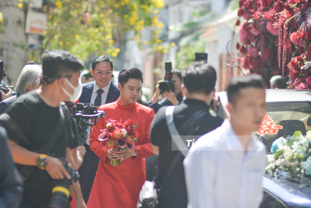Kh&ocirc;ng phải l&agrave; những bộ vest đắt tiền, Phan Th&agrave;nh mặc &aacute;o d&agrave;i cưới truyền thống khi đi rước d&acirc;u