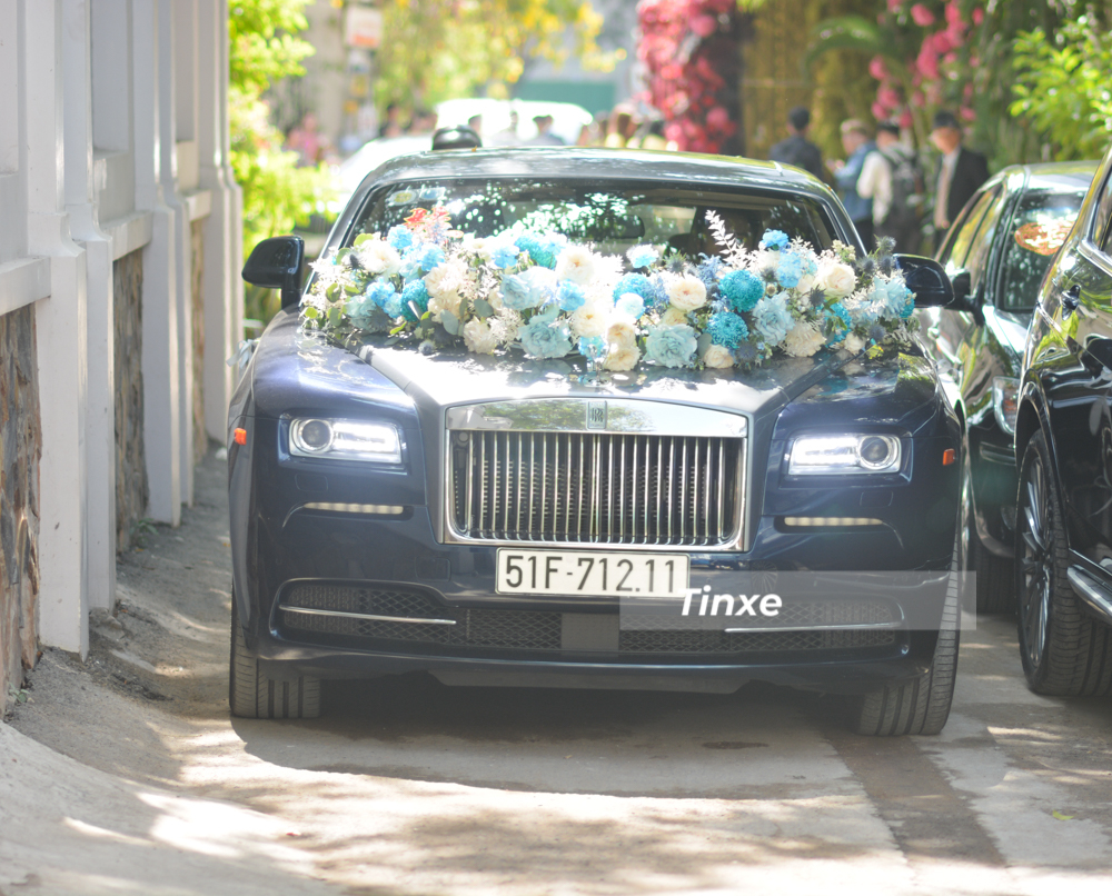Sau hơn 1 tiếng ở nh&agrave; vợ, Phan Th&agrave;nh ch&iacute;nh thức đưa c&ocirc; d&acirc;u của m&igrave;nh về nh&agrave; ri&ecirc;ng tr&ecirc;n chiếc Rolls-Royce Wraith
