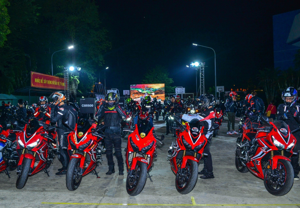 5h30 s&aacute;ng, dưới c&aacute;i tiết trời se lạnh của S&agrave;i G&ograve;n những ng&agrave;y cuối năm, hơn 60 biker từ khắp nơi hội tụ về nh&agrave; thi đấu Nguyễn Du để chuẩn bị cho chuyến h&agrave;nh tr&igrave;nh