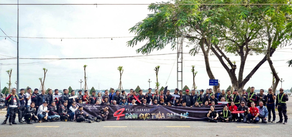 Cần Thơ l&agrave; điểm đến đầu ti&ecirc;n của đo&agrave;n, c&aacute;c th&agrave;nh vi&ecirc;n c&ugrave;ng chụp h&igrave;nh lưu niệm tại c&ocirc;ng vi&ecirc;n Bờ k&egrave; &ndash; S&ocirc;ng Hậu tại th&agrave;nh phố Cần Thơ.