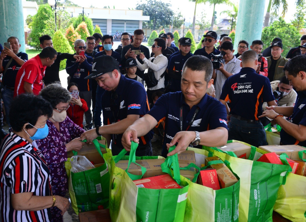 Đo&agrave;n kết hợp c&ugrave;ng Hội bảo trợ Người khuyết tật, Nạn nh&acirc;n chất độc m&agrave;u da cam Dioxin v&agrave; Bệnh nh&acirc;n ngh&egrave;o tỉnh Đồng Th&aacute;p thực hiện chương tr&igrave;nh thiện nguyện tặng qu&agrave; cho c&aacute;c cụ gi&agrave; neo đơn, người lớn v&agrave; trẻ em thuộc c&aacute;c hộ ngh&egrave;o của tỉnh Đồng Th&aacute;p.