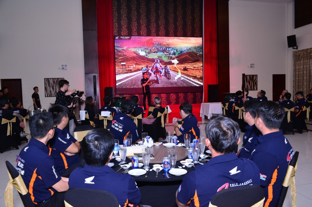 Đ&ecirc;m Gala Dinner l&agrave; l&uacute;c để c&aacute;c th&agrave;nh vi&ecirc;n trong đo&agrave;n c&ugrave;ng nhau chia sẻ v&agrave; &ocirc;n lại những kỷ niệm trong suốt h&agrave;nh tr&igrave;nh 3 ng&agrave;y c&ugrave;ng nhau chinh phục miền cực Nam.