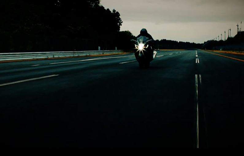 Thiết kế xe khá quen thuộc của Suzuki Hayabusa xuất hiện trong video clip